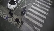 VIDEO: Skútr postavil na místo pro strážníky, chtěl s ním odjet opilý
