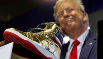 Trump začal den po odsouzení k obří pokutě prodávat značkové tenisky