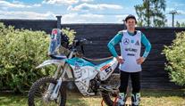 Podmol pojede na Dakar. Oznámení oslavil bláznivým trikem