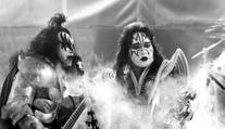 Rána pro fanoušky kapely Kiss. Zemřel kytarista Ace Frehley (†74)