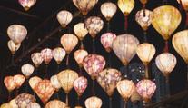 Hongkong rozzářily tisíce lampionů. Festival přilákal davy návštěvníků