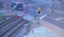 Autobus vjel na červenou na přejezd, vlaku se vyhnul jen těsně!