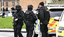 Útok nožem v Edinburghu: Dva lidé jsou zranění, po útočníkovi pátrá policie