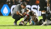 Jubilejní zápas se proměnil v noční můru. Neymar se zase zranil, stihl jen 32 minut