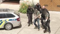 Muž měl vyhrožovat policistům i úředníkům. Zadržela ho zásahovka