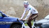 Cyklista zapomněl na nové pravidlo, za odhození láhve byl diskvalifikován