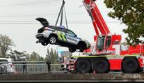 Neobvyklá nehoda v Praze. Policejní auto přerazilo svodidla a spadlo do Vltavy
