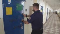 Policie vyšetřuje krádež v Turnově. Zloděj v obchodě ukradl 110 nanuků