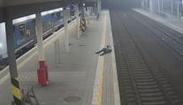 Muž lovil z kolejiště cigarety, smetl ho rychlík. Přežil zázrakem. VIDEO