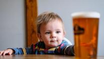 Mnoho lidí dává nealkoholické pivo dětem, ty si mohou vytvořit závislost!