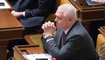 "Chtěl jsem státu ušetřit peníze," vysvětloval Faltýnek poslancům