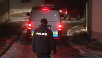 Muže ležícího na ulici zabilo auto, řidič ho nechtě odtáhl domů do dvora