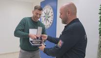 Běžec zachránil policisty, kteří se zřítili do Vltavy. Převzal ocenění