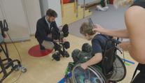Osmiletý Adam je ochrnutý od prsou dolů. S pomocí exoskeletu opět chodí