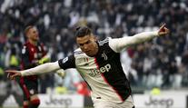 Cristiano Ronaldo přiletěl zpátky do Turína! Teď musí do karantény