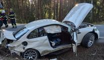Vážná nehoda na Královéhradecku. Oba pasažéři skončili v péči lékařů