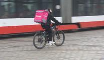 Vláda chystá změnu v zákoníku práce. Dotkne se kurýrů a taxikářů
