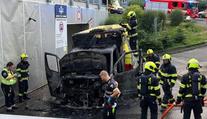 U žižkovského vysílače shořela sanitka. Záchranáři zrovna ošetřovali pacienta