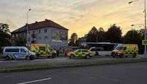 Motorkář při předjíždění srazil muže. Řidič ihned zemřel, chodec je ve vážném stavu