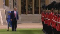 Trumpův trapas: Královně udělal něco, co nesmí ani její manžel!