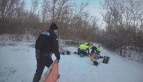 VIDEO: Záchrana promrzlého muže v Praze. Přiletět musel i vrtulník
