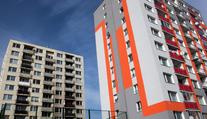 Chlapec spadl z 10. patra, u paneláku ho našli sousedé. V nemocnici zemřel