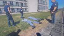VIDEO: Dvojice mužů se pokusila o útěk z vězení. Strážní je dohnali na poslední chvíli