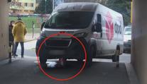 Dodávka se napíchla na parkovací sloupek. Případ řeší policie
