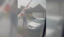 Drama na železnici. Řidiče na přejezdu uvěznily závory, po vysvobození ujel
