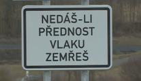 Nedáš přednost vlaku, zemřeš! Drsná cedule dělí Česko