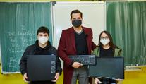 Tváře TV Nova pomáhají! Předaly dětem počítače pro výuku