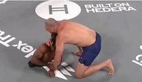 Bizár v bojových sportech. Zápasník UFC uškrtil bijce bez nohou