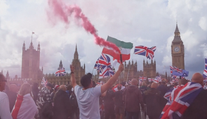 Toto je naše země. Přes sto tisíc Britů protestovalo proti migrantům a vládě