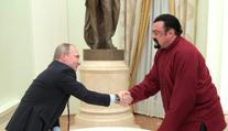 Putin verbuje těžký kalibr, Steven Seagal dostal ruský pas