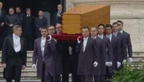 Poslední rozloučení s Benediktem XVI. Do Vatikánu dorazily tisíce lidí