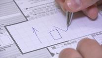 Lidé oslovují pojišťovny s podivnými nároky. Někteří jsou zase smolaři