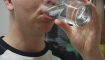 Skoro polovina Čechů nechce pít vodu z kohoutku. Vadí jim chuť a bojí se složení