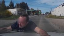 VIDEO: Muž skákal na projíždějící auta. Zpacifikovali ho policisté