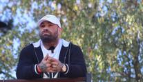 Karlos překvapil. Poslal velkou kytici růží ženě, Lela to nebyla