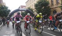 Nova Cup v centru Hradce Králové! Cyklisty čekala těžká trať i schody
