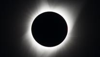 PŘEHLED: V tyto časy u vás uvidíte zatmění Slunce. Nejlepší výhled bude na dovolené