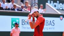 Djokovič si stěžoval na kurt. Nevím, jestli nastoupím do čtvrtfinále, přiznal