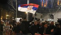 Srbové protestují proti výsledkům voleb. Na budovu parlamentu házeli vejce