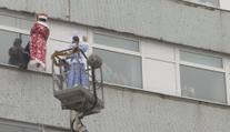 Děti v ruské nemocnici překvapili slaňující děda Mráz a Sněhurka