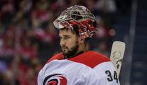 NHL se letos nevrátí, myslí si brankář Mrázek. Volný čas si krátí golfem