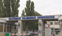 Razie v Ústřední vojenské nemocnici. Policie zadržela 11 lidí