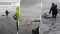 Jak tohle mohli přežít? Starší pár smetly obří vlny Atlantiku