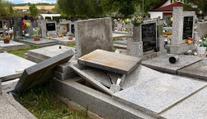 Vlašimí otřáslo poničení hrobů na hřbitově. Důvodu lidé nemohou uvěřit