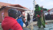 V Uherském Brodě prodává kapry vodník. Loví je v kašně