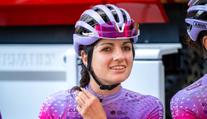 Šílený pád na slavném závodě. Cyklistka přeletěla svodidla